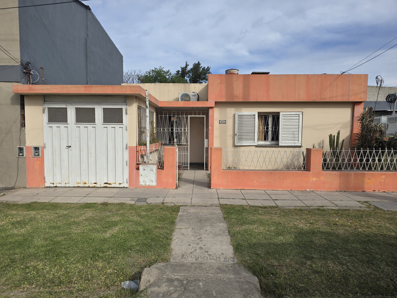 Casa 3 Ambientes APTA CRÉDITO, con cochera cubierta en José C.. Paz, A 200 mts de Av. Hector Arregui