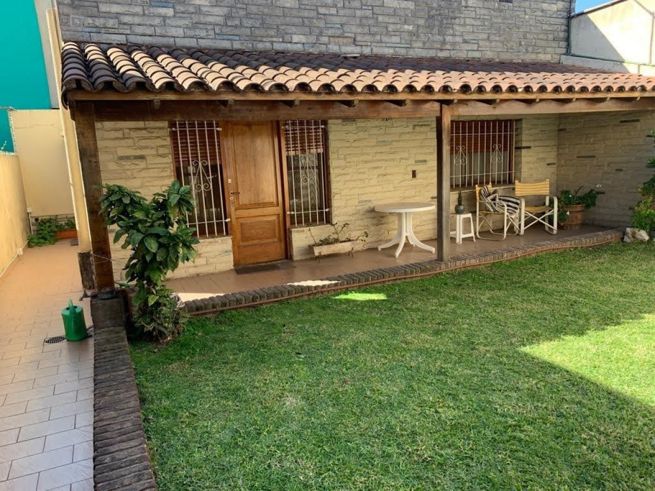 Casa de cuatro ambientes. Y galpon o cocheras o vivienda. Villa Ballester