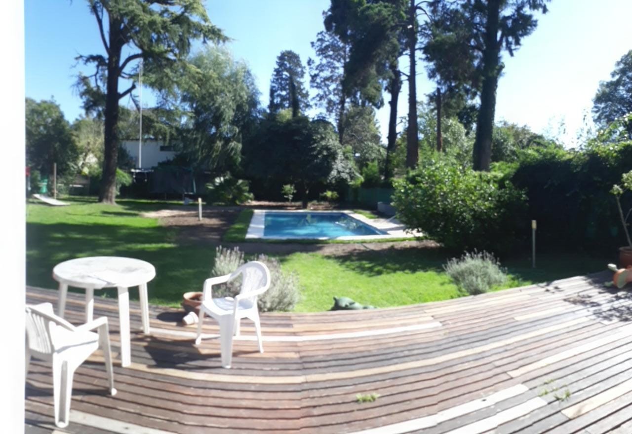 ESTUPENDO CHALET 4 AMBIENTES S/ LOTE DE 648 M2, PISCINA Y DECK SOLARIUM