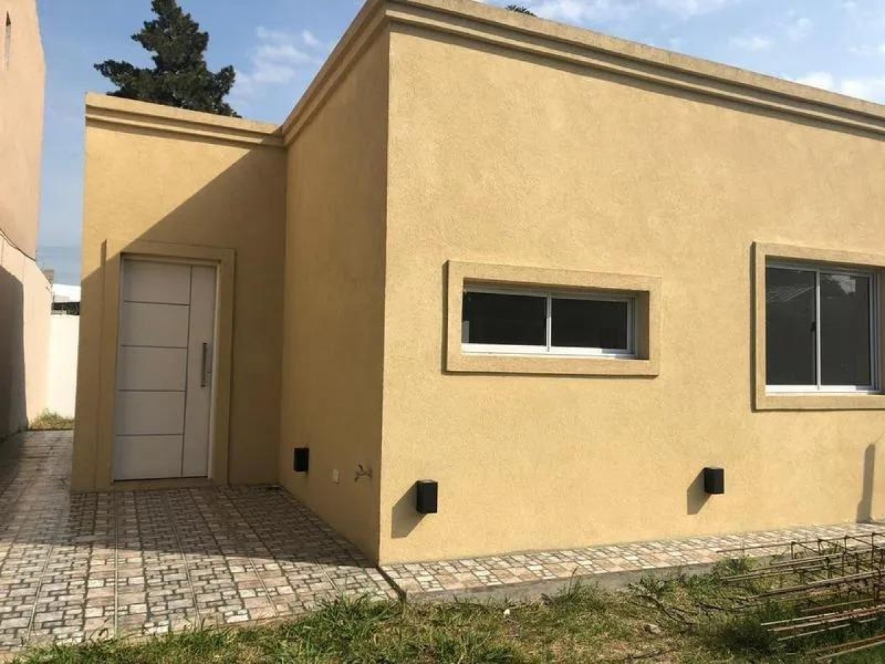 HERMOSA CASA ESTILO MINIMALISTA EN BARRIO CERRADO