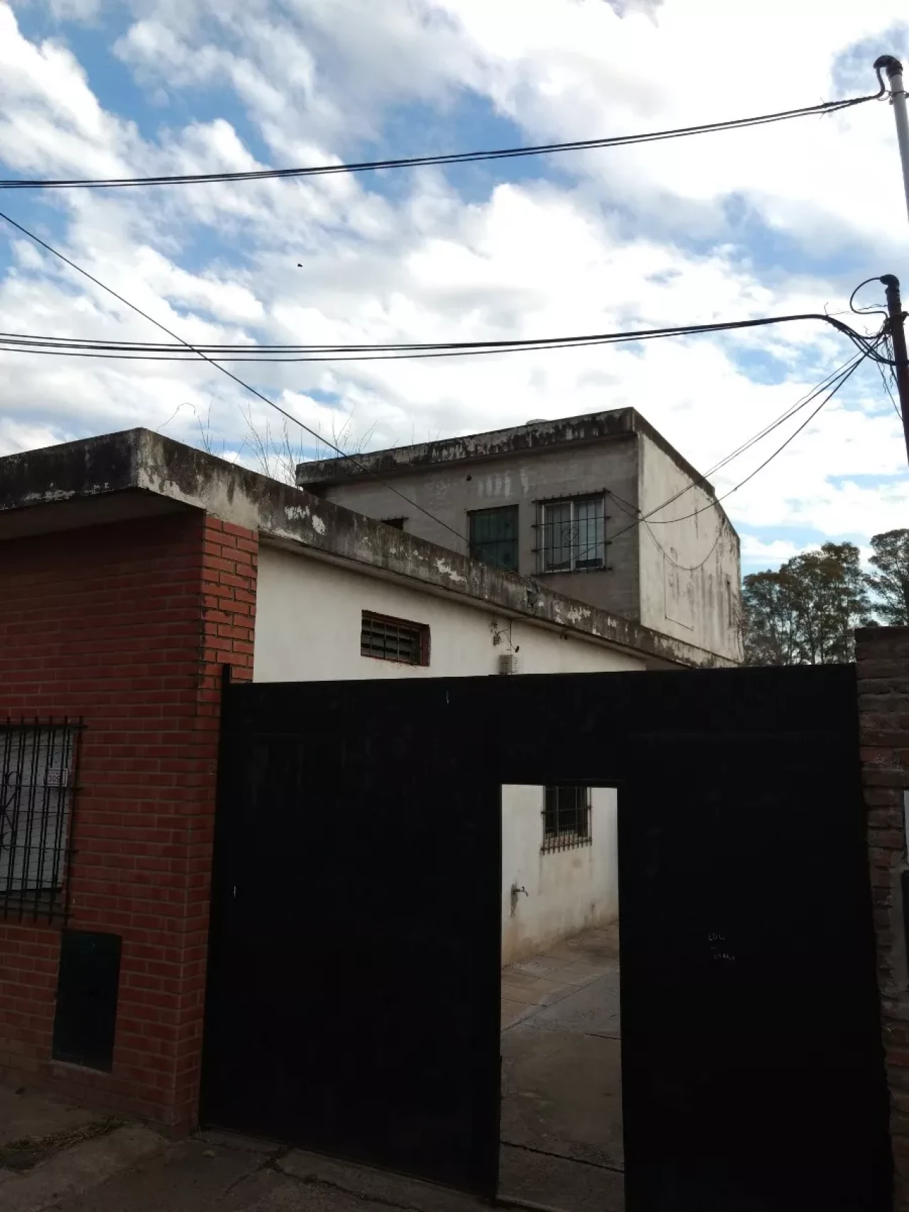 (Ga 01) Galpón Con 2 Deptos Y Acceso Para Camiones En Venta En José C. Paz! Apto Crédito Hipotecario.