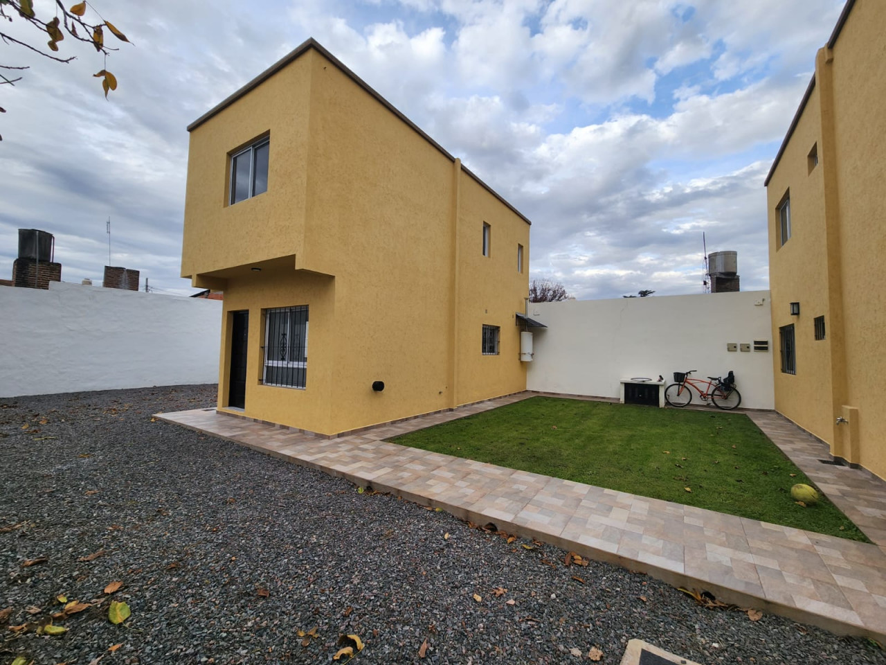 VENTA DUPLEX A ESTRENAR TRES AMBIENTES CON COCHERA